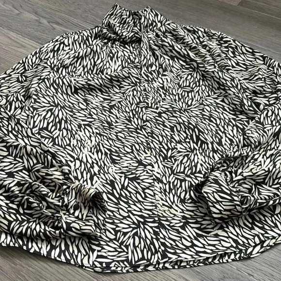 ✨🆕Vince Camuto🆕✨ | Opulent mood long sleeve blouse in cream and black - Picture 2 of 12